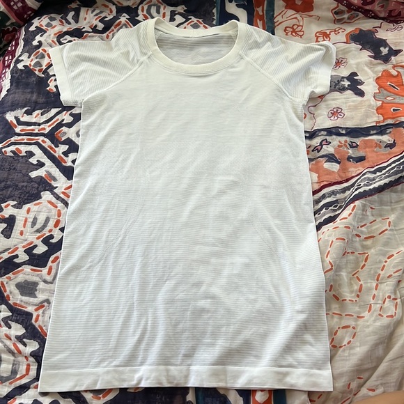 lululemon athletica Tops - EUC Lululemon athletica swiftly tech short sleeve shirt- size 2 (XS)